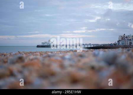 Eastbourne Beach and Pier, East Sussex, Angleterre. Vue à angle bas sur le front de mer de la station balnéaire anglaise avec son célèbre embarcadère victorien. Banque D'Images