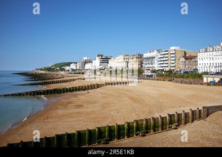 Eastbourne Beach and Hotels, East Sussex, Angleterre. Une vue estivale sur le front de mer de la station balnéaire anglaise avec South Downs au loin. Banque D'Images