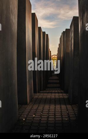 Couloirs du Mémorial de l'Holocauste (ou du Mémorial des Juifs assassinés d'Europe) à Dusk - Berlin, Allemagne Banque D'Images