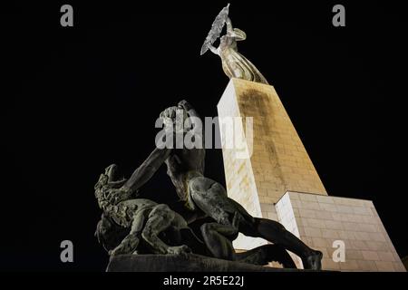 Statue latérale de la liberté Statue à la Citadelle à Budapest, Hongrie Banque D'Images