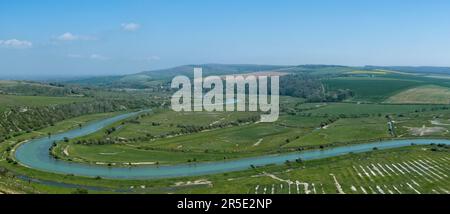 Vue panoramique sur la rivière Cuckmere sinueuse et la vallée du Haut et sur le sentier pédestre vers Alfriston. West Dean, Seaford, East Sussex, Angleterre Banque D'Images