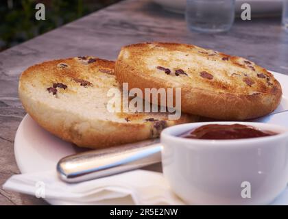 Gros plan sur les croque-monsieur toastés, un pain britannique traditionnel contenant des raisins secs sultanas et des épices Banque D'Images