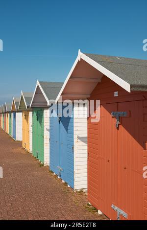 Cabines de plage multicolores à Eastbourne, sous un ciel bleu clair en été Banque D'Images