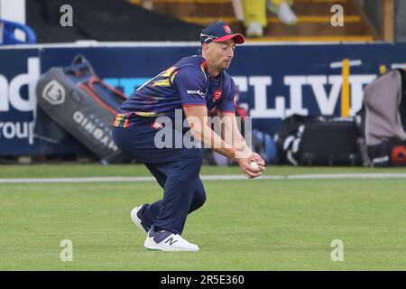 Daniel Sams d'Essex prend une prise du bowling de Simon Harmer pour licencier Liam Dawson pendant Essex Eagles vs Hampshire Hawks, Vitality Blast T20 Banque D'Images