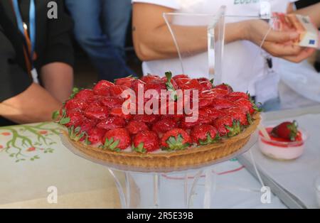 Deryneia, Chypre. 2nd juin 2023. La nourriture aux fraises est vue au festival des fraises à Deryneia, Chypre, sur 2 juin 2023. Le festival des fraises a eu lieu ici vendredi, attirant beaucoup de résidents et de visiteurs locaux. Credit: Guo Mingfang/Xinhua/Alamy Live News Banque D'Images