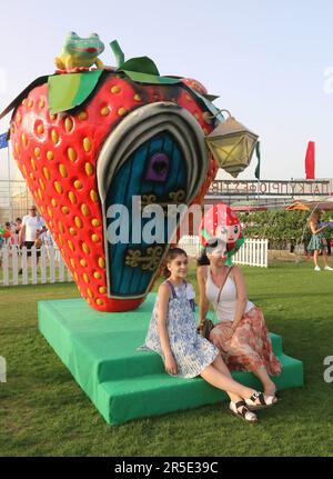 Deryneia, Chypre. 2nd juin 2023. Les gens posent pour des photos au festival des fraises de Deryneia, Chypre, sur 2 juin 2023. Le festival des fraises a eu lieu ici vendredi, attirant beaucoup de résidents et de visiteurs locaux. Credit: Guo Mingfang/Xinhua/Alamy Live News Banque D'Images