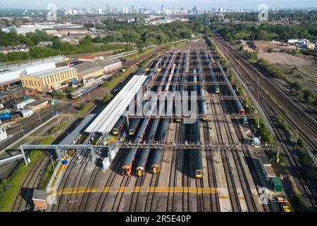 Tyseley, Birmingham 3rd juin 2023 - des conflits de rémunération entre le gouvernement et les syndicats ASLEF et RMT ont vu un réseau ferroviaire presque entier fermé samedi. Les trains ont été laissés garés et inutilisés au dépôt d'entretien de traction de Tyseley (TMD) car les deux syndicats ont rejeté les offres de salaire présentées par le gouvernement, et affirment qu'il y a encore un fort soutien à l'action industrielle de leurs membres. Crédit : Stop Press Media/Alay Live News Banque D'Images