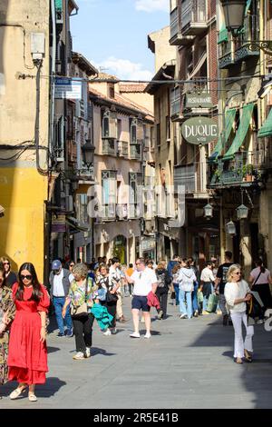 Vue vers l'est le long de la Calle Cervantes, une rue piétonne animée de Segovia, en Espagne. Banque D'Images