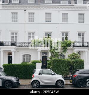 LONDRES, Royaume-Uni - 21st JUIN 2021 : voiture électrique à deux places Silver Smart EQ garée à l'extérieur de la maison de luxe à Kensington, Londres. Banque D'Images