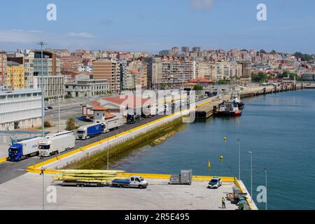 Port de Santander, Espagne. Des camions faisant la queue le long du front de mer attendant d'embarquer sur un bateau Brittany Ferries naviguant jusqu'à Portsmouth. Banque D'Images