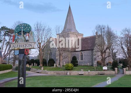 Alfriston Tye (vert du village) et l'église St Andrew, également connue comme la « cathédrale des South Downs ». Banque D'Images