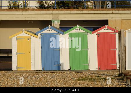 Une rangée de cabanes de plage sur la plage d'Eastbourne Banque D'Images