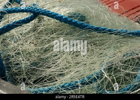 Corde de pêche et filet en nylon. Vue rapprochée remplissant le cadre. Banque D'Images