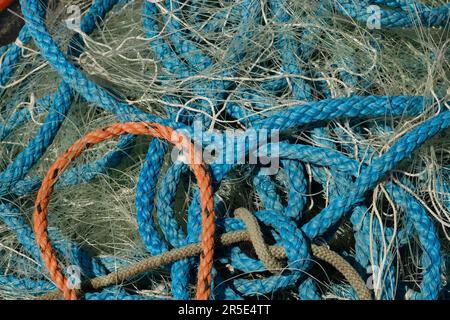 Un tas de corde de pêche et filet en nylon. Vue rapprochée remplissant le cadre. Banque D'Images