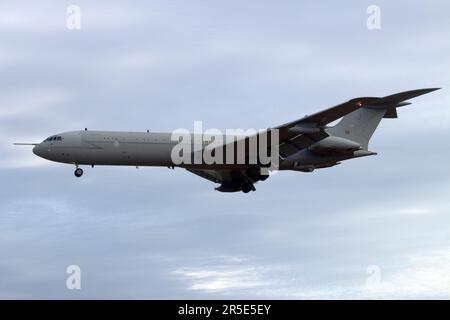 Royal Air Force Vickers VC10 (REG: ZA150) en finale pour la piste 31. Banque D'Images