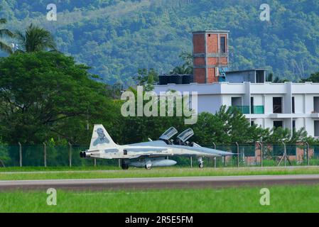 Langkawi, Malaisie - 28 mai 2023. A Northrop F-5 Tiger II de la Royal Thai Air Force (RTAF) pour le décollage de l'aéroport de Langkawi (LGK), Malaisie. Banque D'Images