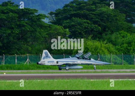 Langkawi, Malaisie - 28 mai 2023. A Northrop F-5 Tiger II de la Royal Thai Air Force (RTAF) pour le décollage de l'aéroport de Langkawi (LGK), Malaisie. Banque D'Images