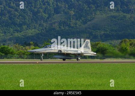 Langkawi, Malaisie - 28 mai 2023. A Northrop F-5 Tiger II de la Royal Thai Air Force (RTAF) pour le décollage de l'aéroport de Langkawi (LGK), Malaisie. Banque D'Images