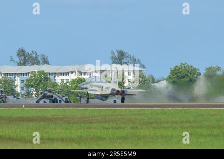 Langkawi, Malaisie - 28 mai 2023. A Northrop F-5 Tiger II de la Royal Thai Air Force (RTAF) pour le décollage de l'aéroport de Langkawi (LGK), Malaisie. Banque D'Images