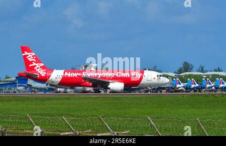 Langkawi, Malaisie - 28 mai 2023. AirAsia Airbus A320 (9M-AFF) qui fait du transport en taxi à l'aéroport de Langkawi (LGK), en Malaisie. Banque D'Images