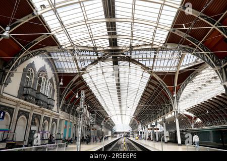 Londres, Royaume-Uni. 2nd juin 2023. Cette photo prise sur 2 juin 2023 montre une vue sur la gare de Paddington à Londres, en Grande-Bretagne. Les travailleurs ferroviaires britanniques sont en grève en raison d'un conflit de longue date sur les salaires et les conditions. Crédit : Li Ying/Xinhua/Alay Live News Banque D'Images