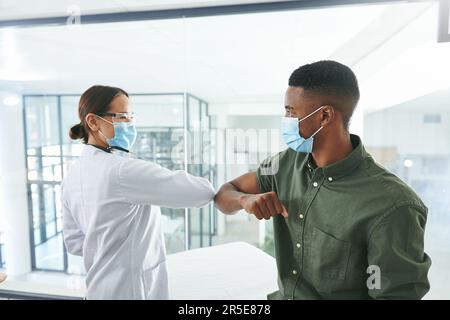 Les salutations aux coudes sont les nouvelles poignées de main. un jeune médecin et un patient saluent l'un l'autre avec une bosse de coude dans un bureau. Banque D'Images