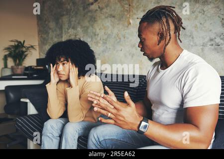 Shes n'est pas prêt à écouter. un jeune couple ayant un argument à la maison. Banque D'Images