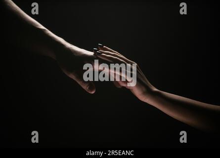 Deux mains au moment de l'adieu. Les mains de retenue des relations. Aidez vos amis à passer des moments difficiles. Geste de sauvetage, soutien, amitié et Banque D'Images
