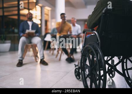 Espaces de bonnement avec inclusivité. groupe d'hommes d'affaires participant à une conférence au travail. Banque D'Images
