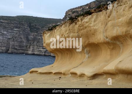 Falaises calcaires fortement érodées par le vent de la baie de Xlendi, Gozo, Malte Banque D'Images