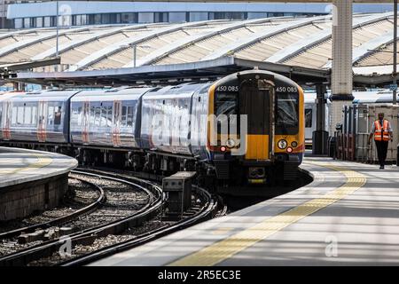 Londres, Royaume-Uni. 02nd juin 2023. Un train South Western Railway quitte la gare de Waterloo pendant l'action industrielle du RMT. La Grande-Bretagne se dirige vers un deuxième été consécutif de grève des trains cette semaine alors que les patrons et les ministres des syndicats restent à la tête des négociations sur les salaires et les conditions de travail. Crédit : SOPA Images Limited/Alamy Live News Banque D'Images