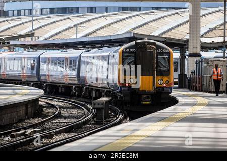 Londres, Royaume-Uni. 02nd juin 2023. Un train South Western Railway quitte la gare de Waterloo pendant l'action industrielle du RMT. La Grande-Bretagne se dirige vers un deuxième été consécutif de grève des trains cette semaine alors que les patrons et les ministres des syndicats restent à la tête des négociations sur les salaires et les conditions de travail. (Photo de Tejas Sandhu/SOPA Images/Sipa USA) Credit: SIPA USA/Alay Live News Banque D'Images