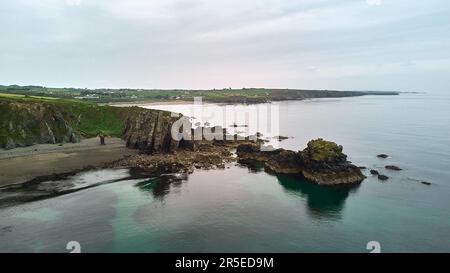 Vue sur les collines de Cooper Coast de Waterford Irlande. Tra na mBó plage. Côte irlandaise Banque D'Images