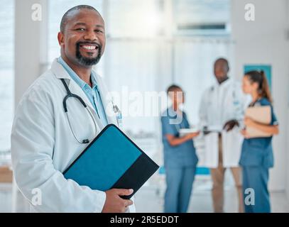 Santé, médecin et portrait de l'homme noir avec dossier pour rapport médical, résultats et bien-être. Directeur de l'hôpital, clinique et visage d'un travailleur masculin Banque D'Images