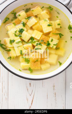 Soupe traditionnelle originaire de la zuppa imperiale de Bologne la soupe impériale est composée de cubes de frittata cuits au cheesy et servis dans un bouillon chaud. Banque D'Images