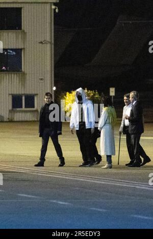 Nicolas Landemard/le Pictorium - arrivée des otages européens libérés par l'Iran. , . Belgique/Bruxelles/Bruxelles - dans le cadre de l'opération Blackstone (conduite par la Belgique), 3 autres prisonniers européens ont été libérés par le régime des mollahs (après la libération de l'agent d'aide humanitaire Olivier Vandecasteele) dans le cadre d'un accord d'échange. Ils ont été accueillis par le ministre belge des Affaires étrangères Hadja Lahbib (manteau blanc/foulard jaune). Credit: LE PICTORIUM / Alamy Live News Banque D'Images