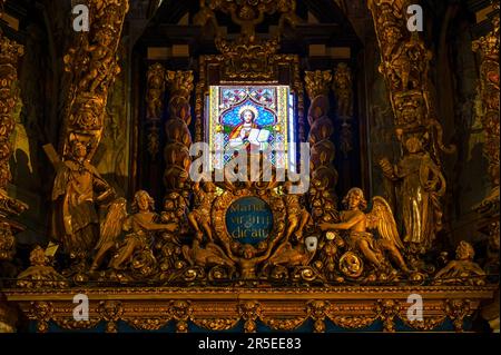 Valence, Espagne - 17 juillet 2022: Vitraux encadrés de structures de couleur or. Caractéristiques architecturales intérieures dans la cathédrale métropolitaine Banque D'Images