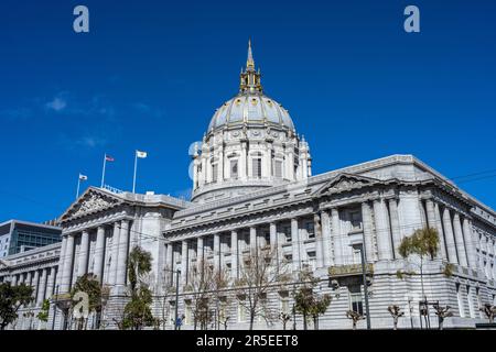 L'imposant hôtel de ville de San Francisco par une journée ensoleillée Banque D'Images