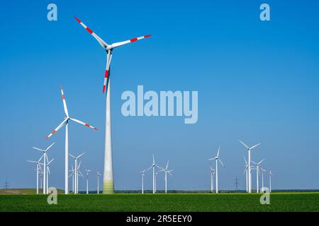 Éoliennes en face d'un ciel bleu clair vu en Allemagne Banque D'Images
