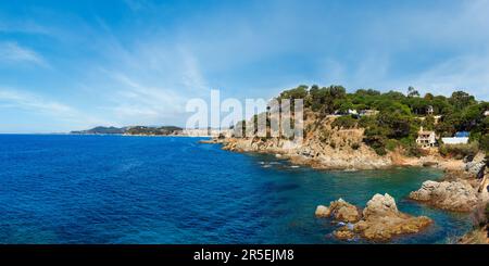 Mer d'été vue sur la côte rocheuse (près de Lloret de Mar, Catalogne, Espagne). Personnes méconnaissables. Banque D'Images