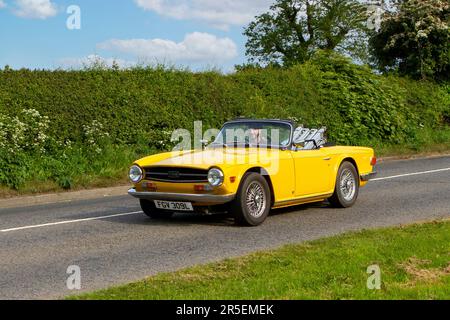 1972 jaune Triumph TR6 2478 cc voiture de sport vintage classique, moteurs d'antan en route pour Capesthorne Hall Vintage Collectors salon de voiture, Cheshire, Royaume-Uni Banque D'Images