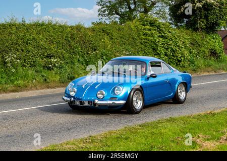 Années 1970 70 seventies Blue Alpine coupé voiture vintage classique, moteurs d'antan en route pour Capesthorne Hall Vintage Collectors show, Cheshire, Royaume-Uni 2023 Banque D'Images