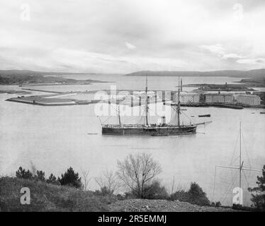 Vue de la fin du 19th siècle sur la navigation dans le port de Cork, comté de Cork, Irlande. À l'époque, il s'appelait Queenstown, mais plus tard rebaptisé Cobh. L'entrée a été fortement fortifiée avec le dépôt Haulbowline Navel à droite et au-delà de l'île Spike. Cobh, un terminal de croisière dédié, a été le point de départ de 2,5 millions des six millions d'Irlandais qui ont émigré en Amérique du Nord entre 1848 et 1950. Banque D'Images