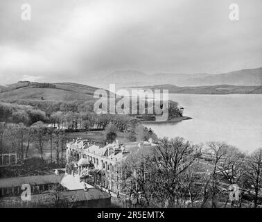 Vue de la fin du 19th siècle sur Bantry House, une maison historique avec des jardins à Bantry, comté de Cork, Irlande. Construit au début du 18th siècle, il est détenu et occupé par la famille Blanche (anciennement Earls of Bantry) depuis le milieu du 18th siècle. Les jardins de Bantry House ont été développés par Richard White, comte de Bantry en 2nd et sa femme Mary. Banque D'Images