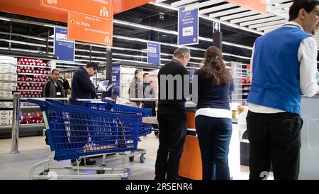 Les employés des supermarchés aident les clients avec les caisses libre-service Banque D'Images