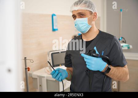 Endoscopiste se préparant à l'endoscopie en salle d'intervention Banque D'Images