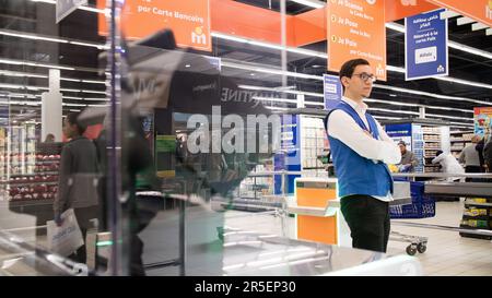 Le personnel du supermarché assiste les clients aux caisses libre-service Banque D'Images