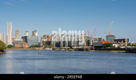 Gratte-ciel, l'ambassade américaine et Riverlight appartements de grande hauteur sur le bord de la rivière à Nine Elms, Vauxhall, Londres, Angleterre, Royaume-Uni Banque D'Images