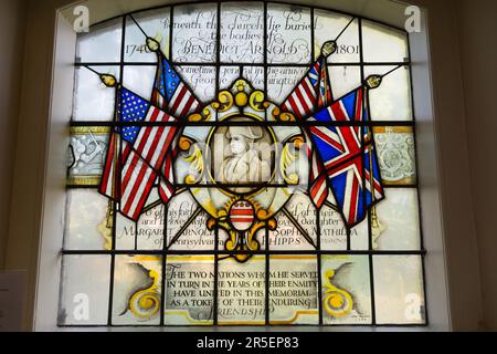 Vitraux à la mémoire de Benoît Arnold, un patriote américain, à l'église St Mary's Church, Battersea, Londres, Angleterre, Royaume-Uni Banque D'Images