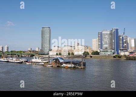 Péniche et appartements Lombard Wharf sur la Tamise, Londres, Angleterre, Royaume-Uni Banque D'Images